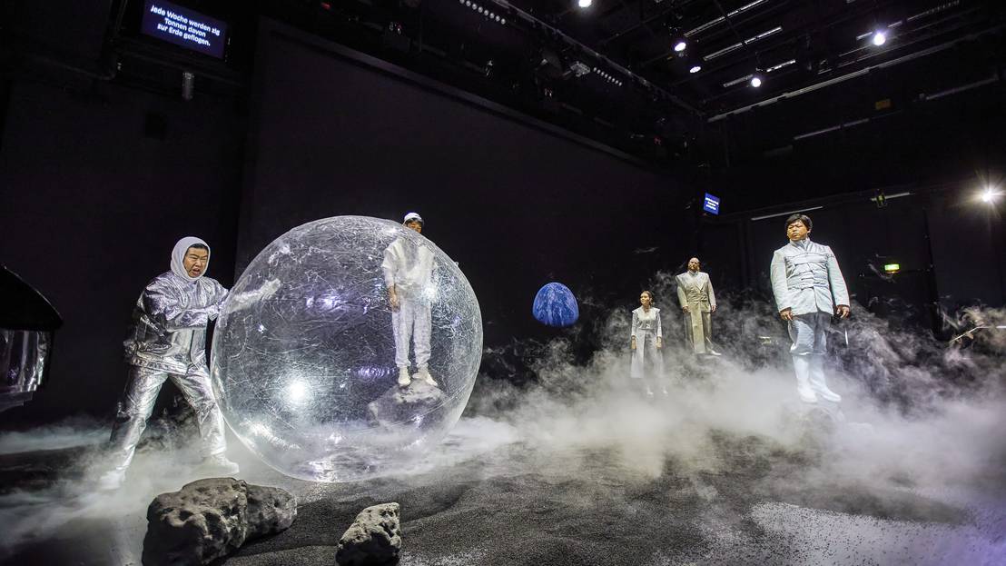 Szenenbild der Oper "La Luna" von Lorenzo Romano