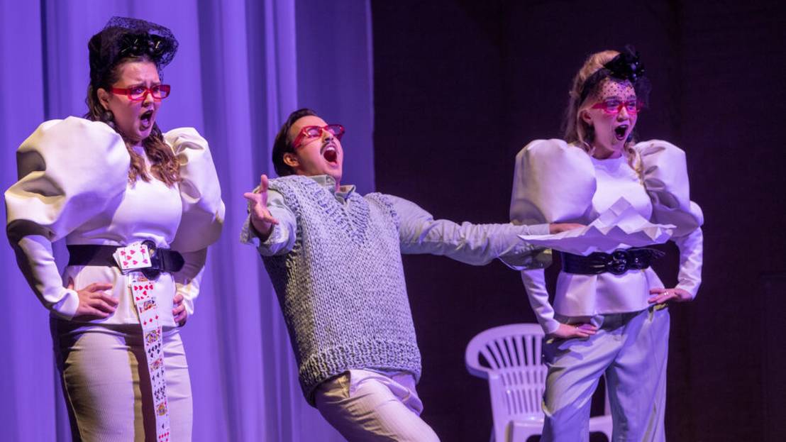 Fotografie einer Bühnenszene.