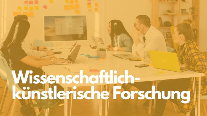 Foto von jungen Leute, die an einem Tisch sitzen und auf eine Präsentation schauen. Darüber ein gelbes Overlay mit dem Text: Wissenschaftlich-künstlerische Forschung.
