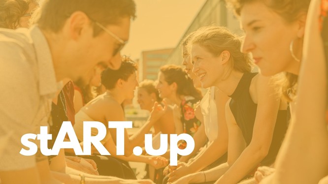 Foto von jungen Menschen, die sich in einer Reihe gegenüberstehen und lachen. Darüber ein gelbes Overlay mit dem Text: stART.up