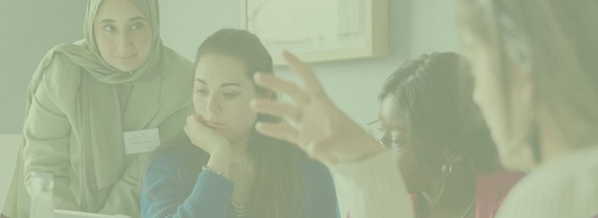 Tutorin und Geförderte in einer Arbeitssituation, Foto mit grünem Overlay