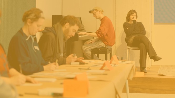 Foto von Personen, die auf einer Bühne und am Klavier sitzen. Darüber ein gelbes Overlay.