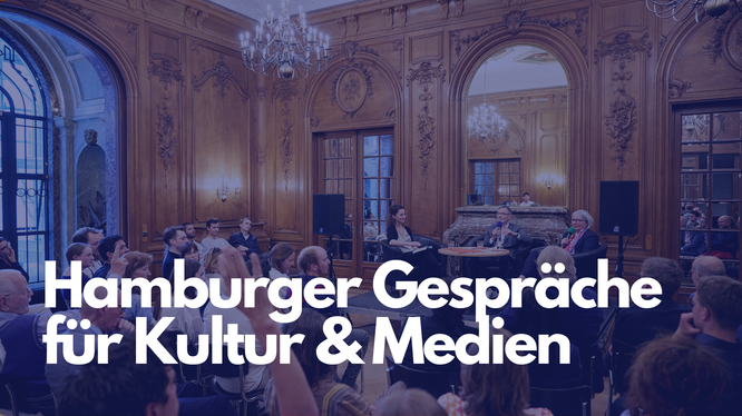Foto des Mendelssohnsaalsin der HfMT. Darauf ein blaues Overlay mit dem Text: Hamburger Gespräche für Kultur und Medien.