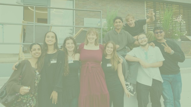 Stipendiat:innen und Mentor:innen lachen zusammen, Foto mit grünem Overlay