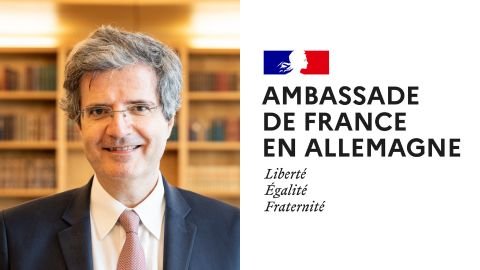 Porträt des französischen Botschafters François Delattre in Berlin sowie das Logo der französischen Botschaft in Deutschland