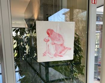 Foto eines Objekts, das an einer Tür klebt.