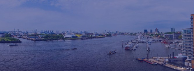 Foto der Elbe mit einem blauen Overlay.