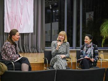 Fotografie Simone Kesting bei der Vernissage in Paris. Sie sitzt zusammen mit Franziska Humphreys.
