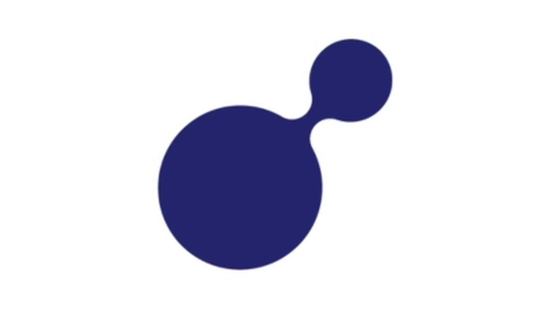 In einem Workshop-Raum sitzen drei Zweiergruppen an Tischen und sprechen miteinander. Die Teilnehmenden sind in angeregte Diskussionen vertieft.