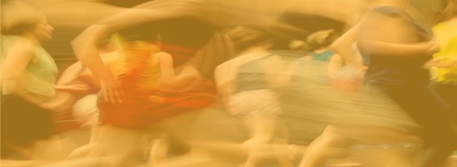Bühnenszene einer Tanzperformance in Bewegungsunschärfe, Foto mit gelbem Overlay