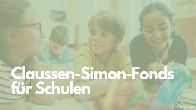 Foto von Kindern an einem Arbeitstisch, über dem Bild liegt ein grünes Overlay mit dem Text: Claussen-Simon-Fonds für Schulen