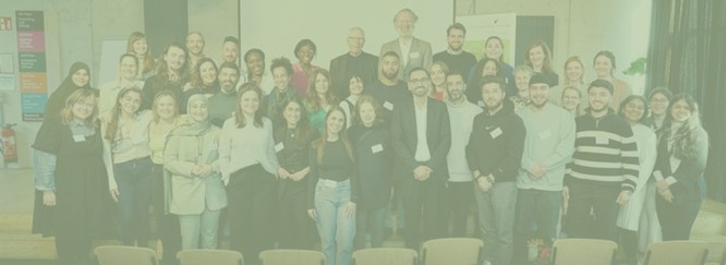 Gruppenfoto von Horizonte-Geförderten, Geförderte am Tisch im Gespräch, Foto mit grünem Overlay