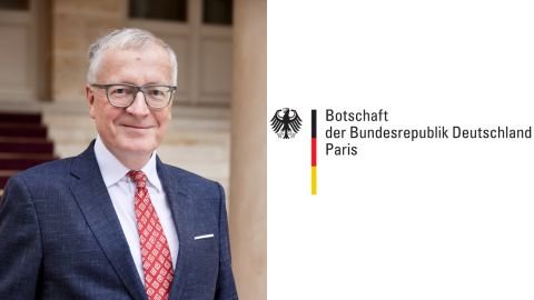 Porträt von Stephan Steinlein, deutscher Botschafter in Frankreich, und das Logo der Deutschen Botschaft in Paris