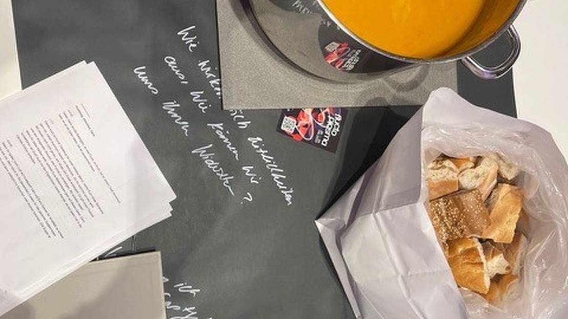 Fotografie von Suppentopf uns Brot.