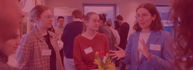 Foto von Stipendiatinnen im Gespräch. Darüber ein rotes Overlay.