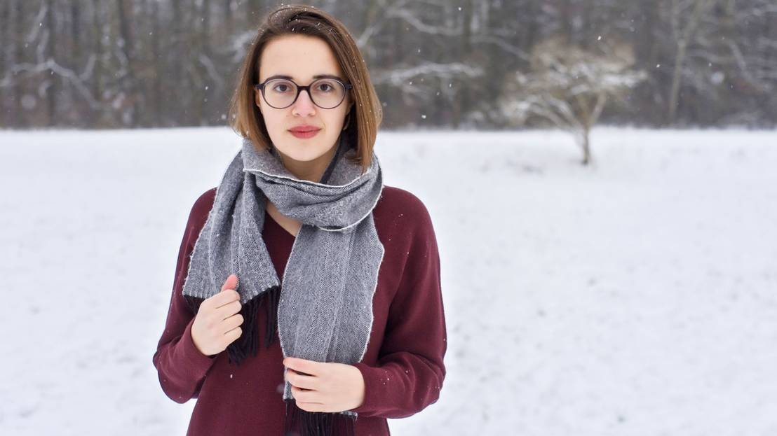 Foto einer jungen Frau mit Brille.