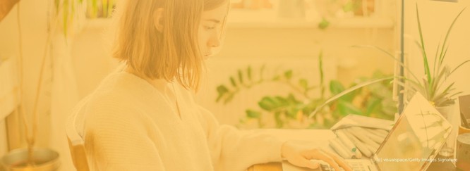 Foto einer jungen Frau, die am Laptop arbeitet. Darüber ein gelbes Overlay.