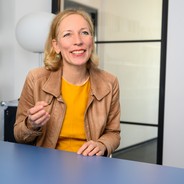 Porträt in Farbe von Friederike von Bünau, Generalsekretärin des Bundesverbands Deutscher Stiftungen